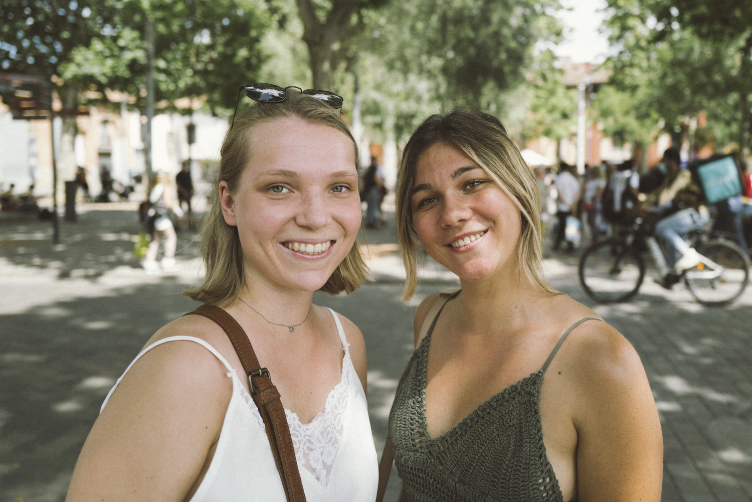 Deux inconnues rencontrées dans la rue posent avec le sourire lors d'un workshop à Toulouse.
