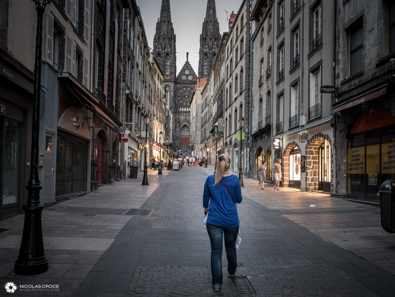 La rue des Gras à Clermont-Ferrand, en remontant vers la cathédrale Notre Dame de l'Assomption