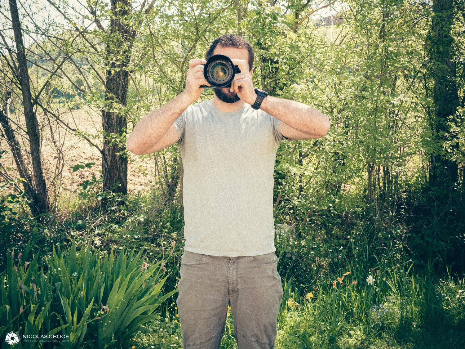 coudes ecartes tenir son appareil photo