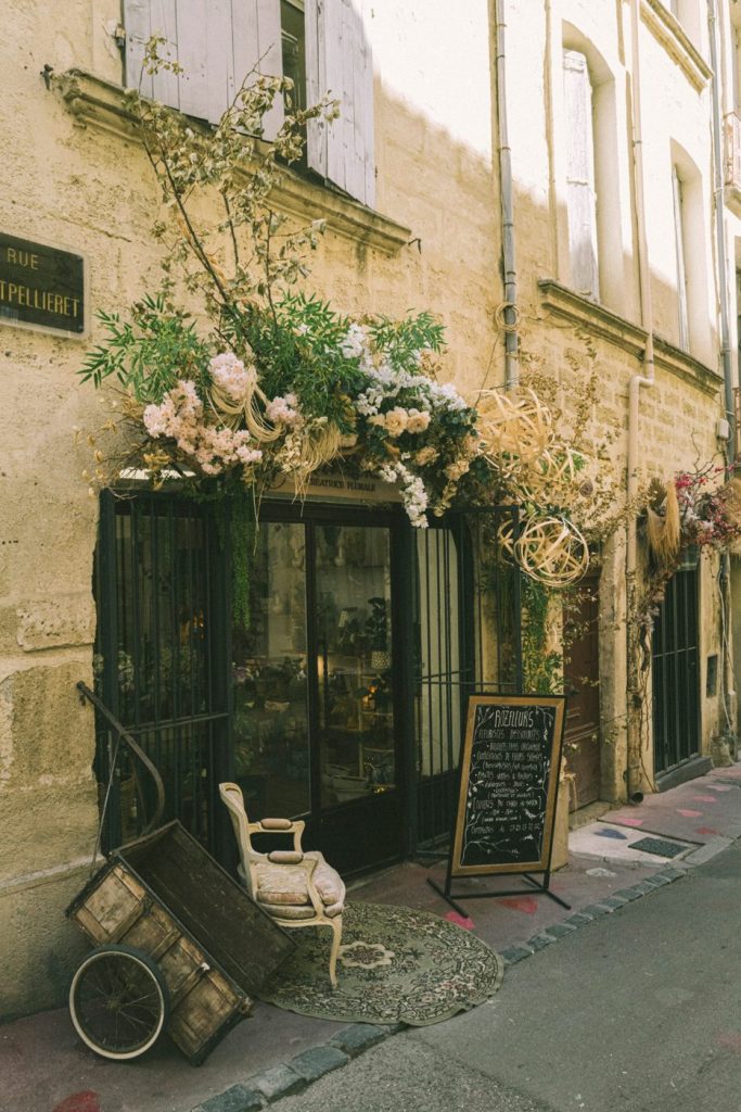 Une devanture fleurie dans une ruelle de l'Écusson