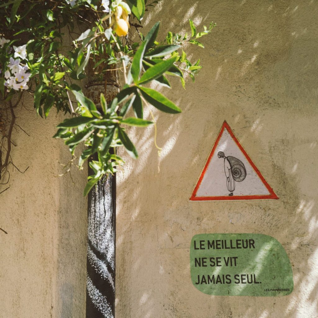 Un panneau collé sur un mur : « Le meilleur ne se vit jamais seul »