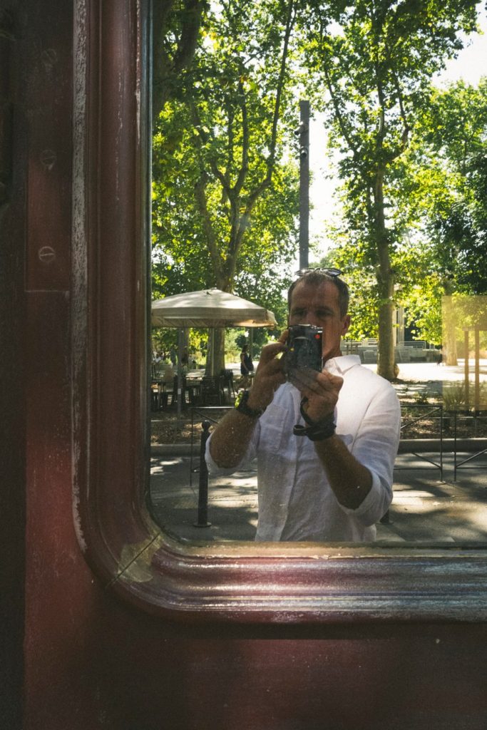 Autoportrait dans un miroir de rue, appareil photo à la main