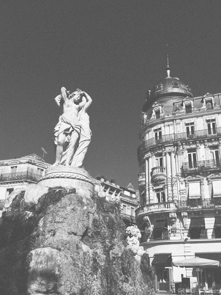 La fontaine des Trois Grâces et les façades de la place de la Comédie, en noir et blanc